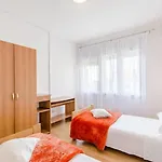 Marko St - Three Bedroom With Balcony And Garden View Appartamento