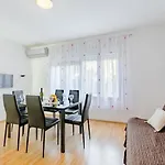 Marko St - Three Bedroom With Balcony And Garden View Appartamento *