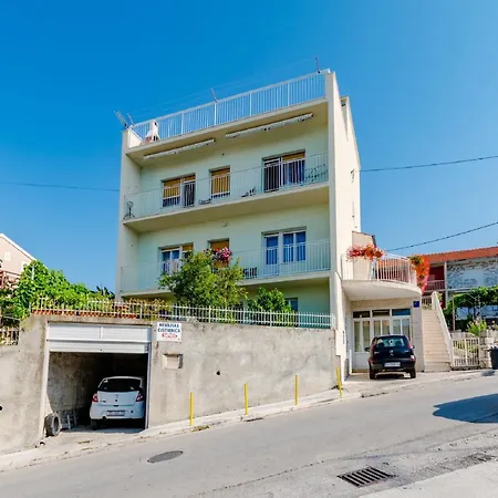 Apartmán Marko St - Three Bedroom With Balcony And Garden View *