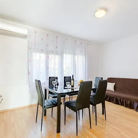 Marko St - Three Bedroom With Balcony And Garden View Apartmán Split