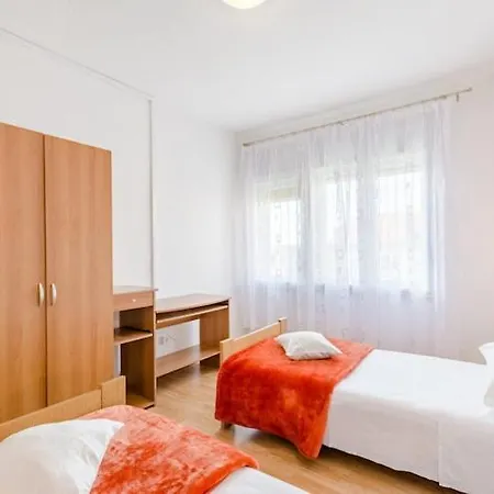 Marko St - Three Bedroom With Balcony And Garden View Apartmán