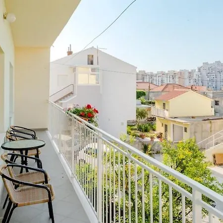 Marko St - Three Bedroom With Balcony And Garden View Apartmán