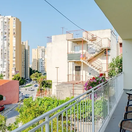 Marko St - Three Bedroom With Balcony And Garden View